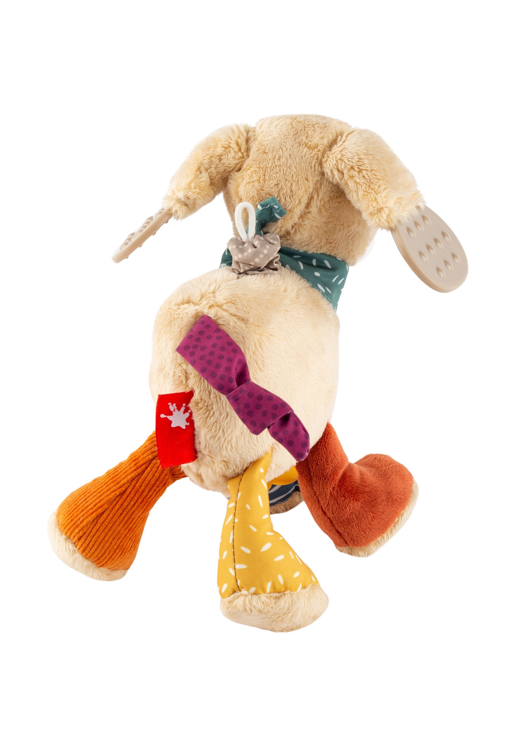 Beigefarbener Stoffhund mit bunten Beinen und Halstuch. Ohren und Zähne aus Gummi. Roter Stern-Aufnäher.