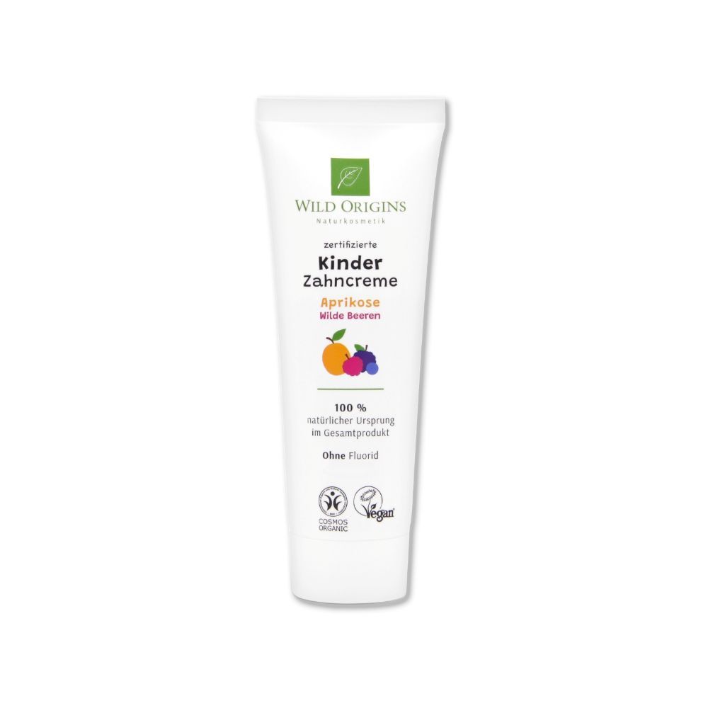 Weiße Tube Kinder-Zahncreme mit Logo und Produktbezeichnung. Illustrationen von Früchten. Siegel für Naturkosmetik und Vegan.