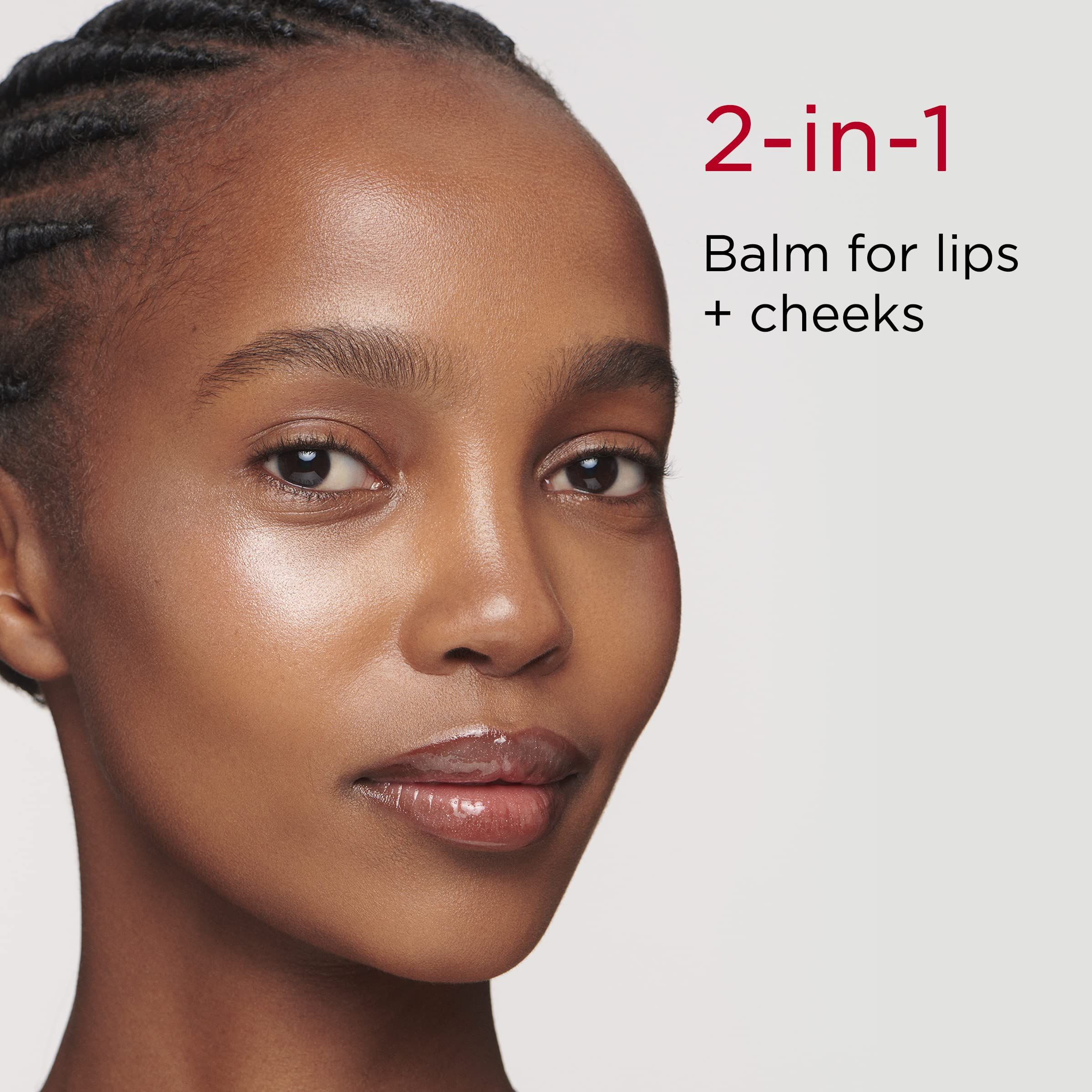Porträt einer Frau mit Lip Perfector. Text: 2-in-1 Balm for lips + cheeks.