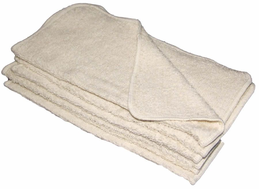 Sechs cremefarbene Frottee-Waschlappen, gestapelt. Sichtbare Nähte an den Rändern.