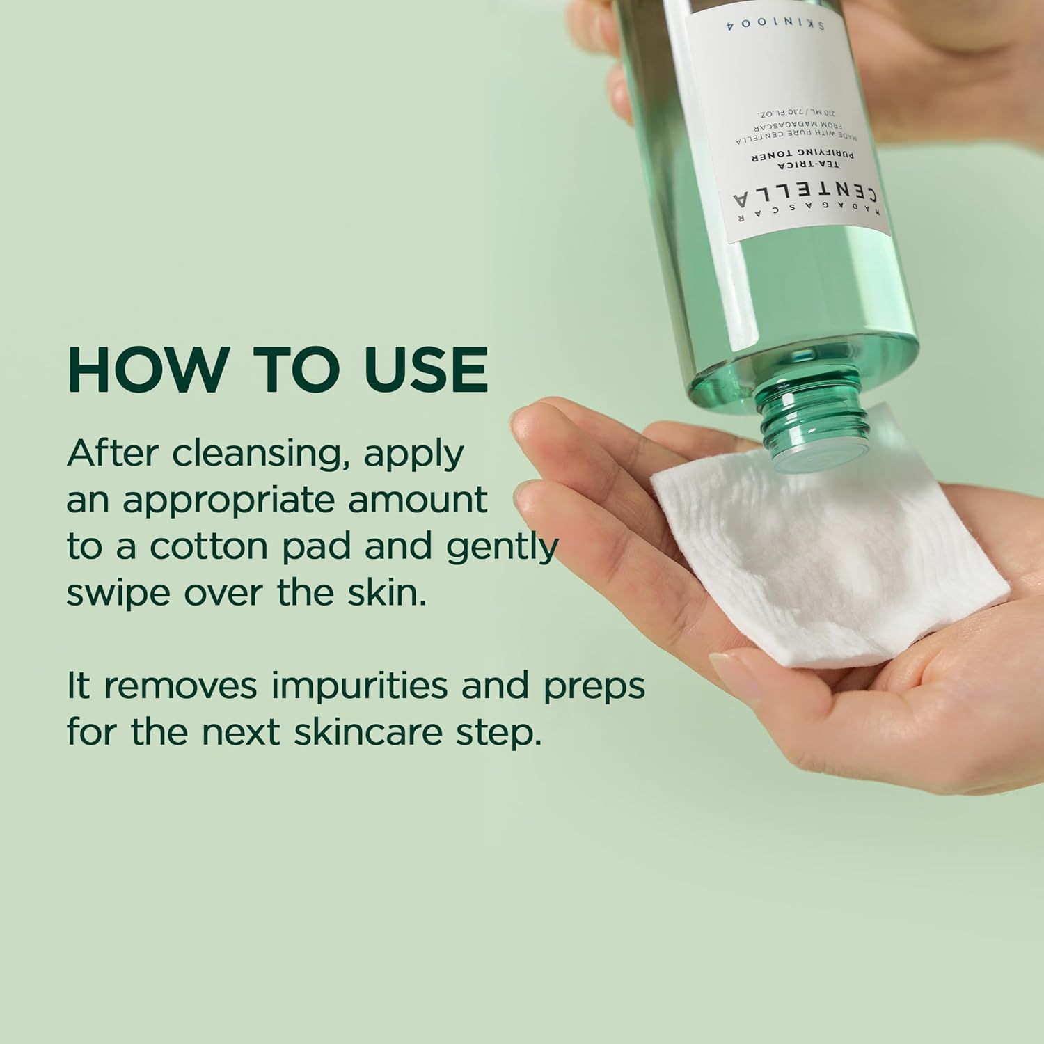 Grüne Flasche mit weißem Deckel. Flüssigkeit wird auf ein Wattepad gegossen. Aufschrift: MADAGASCAR CENTELLA.