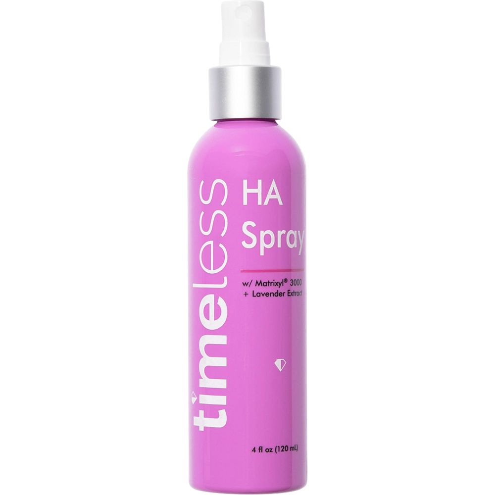 Rosa Flasche mit Sprühkopf. Beschriftung: timeless, HA Spray, Matrixyl 3000, Lavendelextrakt. Unten: 4 fl oz (120 ml).
