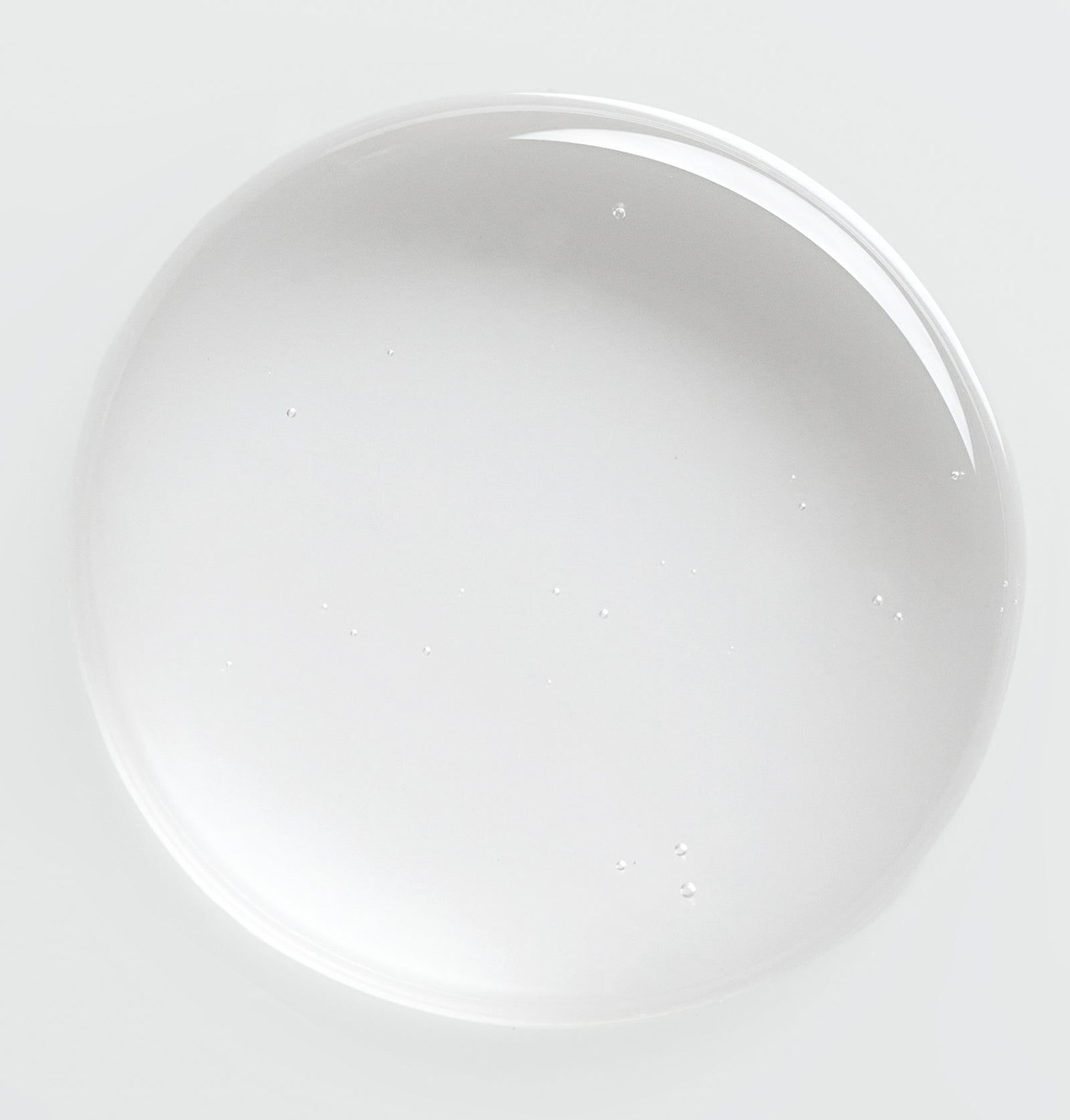 Klarer Tropfen auf weißem Hintergrund. Runde Form, glänzend.