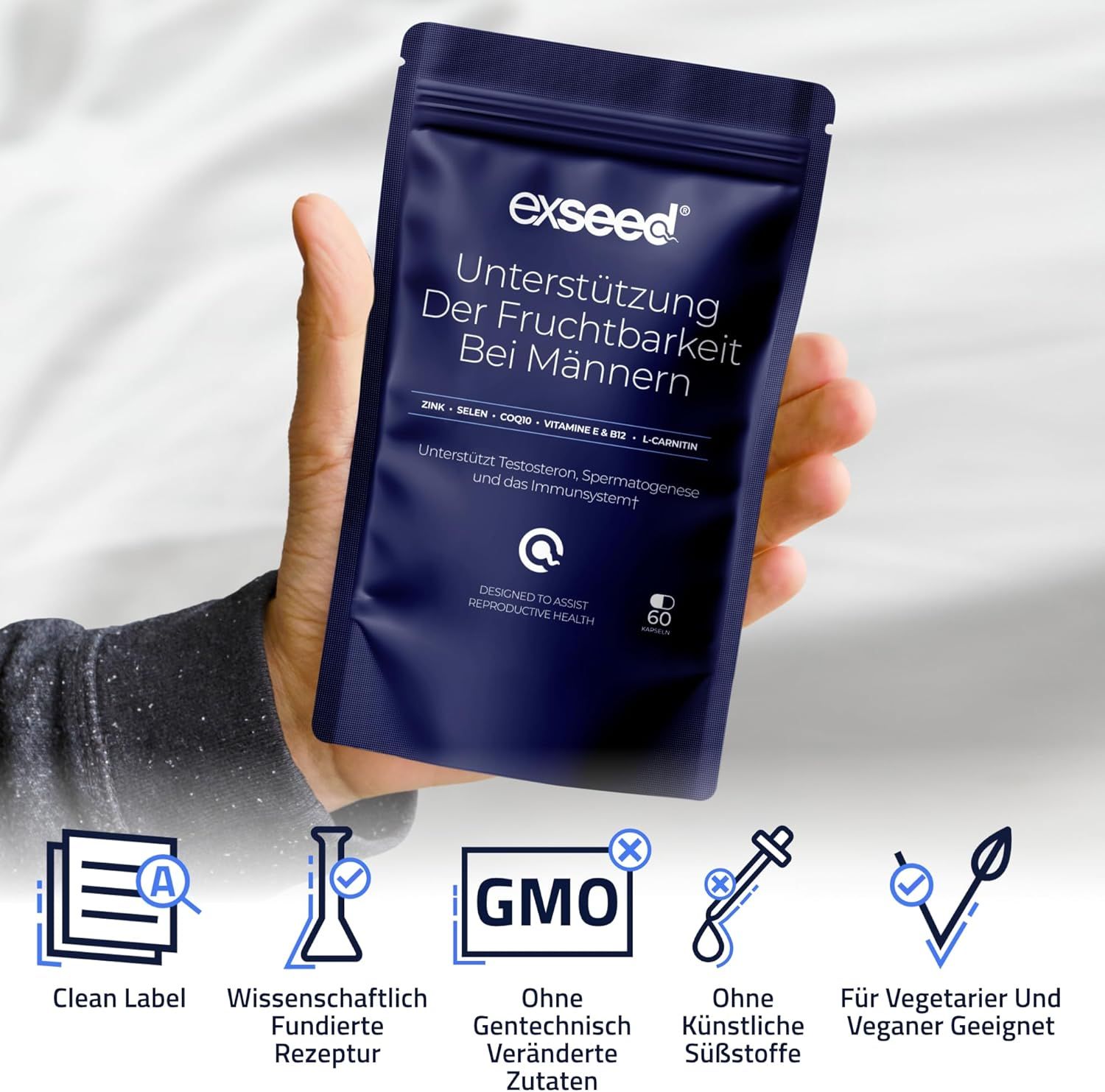 Hand hält dunkelblauen Beutel mit Kapseln. Text: ExSeed, Unterstützung der Fruchtbarkeit bei Männern. Ohne Gentechnik, vegan.
