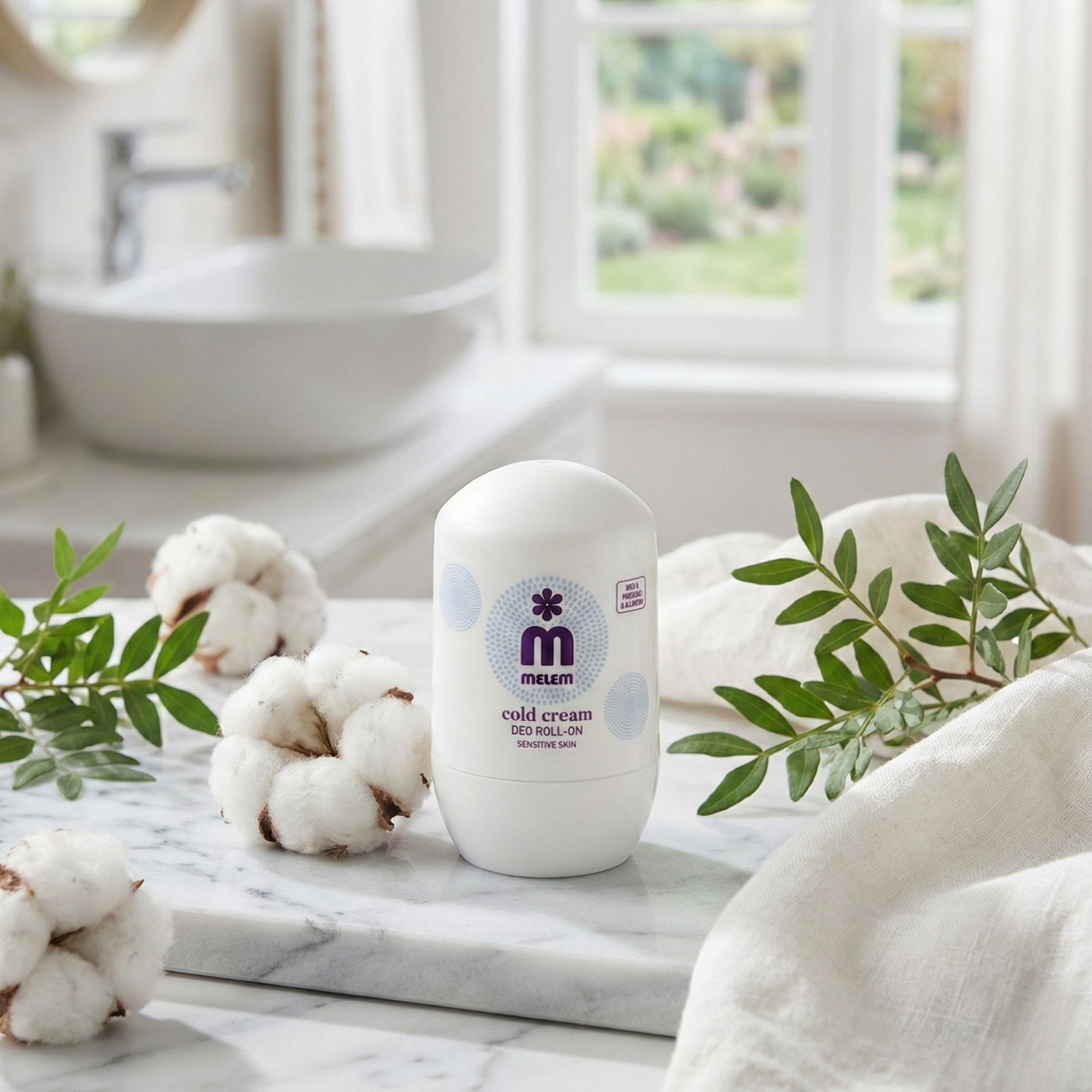 Weißes Roll-On-Deo mit lila Logo und Schriftzug. Auf Marmorplatte mit Baumwollblüten und Blättern.