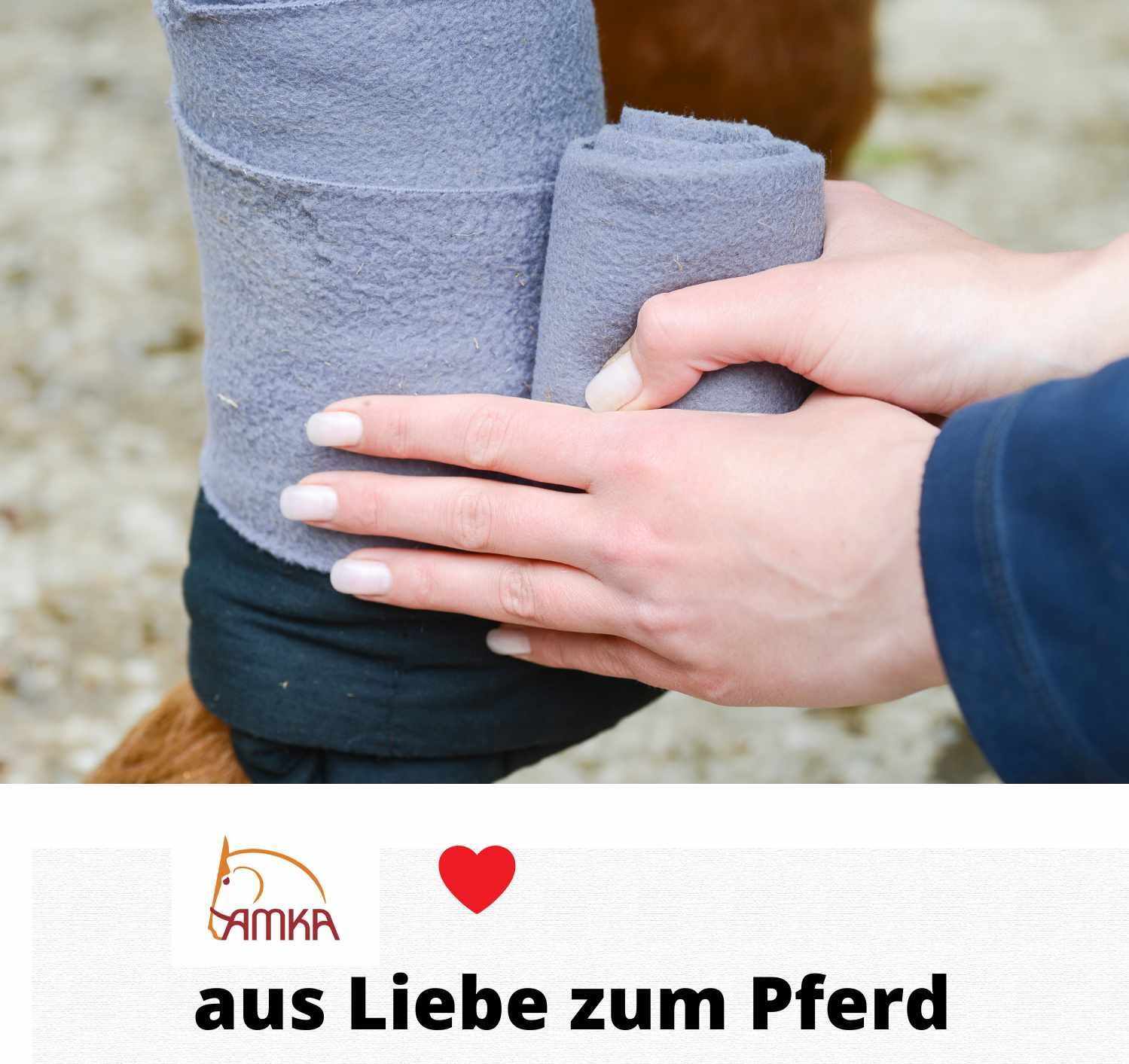 Hände wickeln eine graue Bandage um das Bein eines Pferdes. AMKA-Logo unten links.