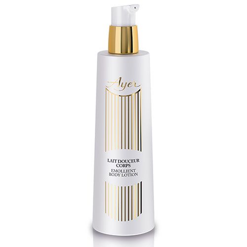 Weiße Flasche mit goldfarbenem Deckel und Aufschrift. Produktbezeichnung: Emollient Body Lotion. Marke: Ayer.
