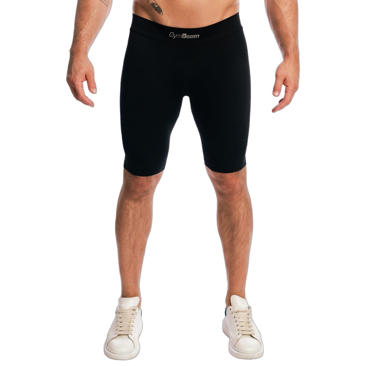 Mann trägt schwarze, nahtlose Slim Shorts über dem Knie.