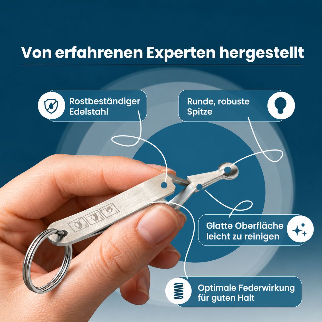 Nahaufnahme einer Hand, die eine Edelstahl-Zeckenpinzette mit runder Spitze und Schlüsselring hält.