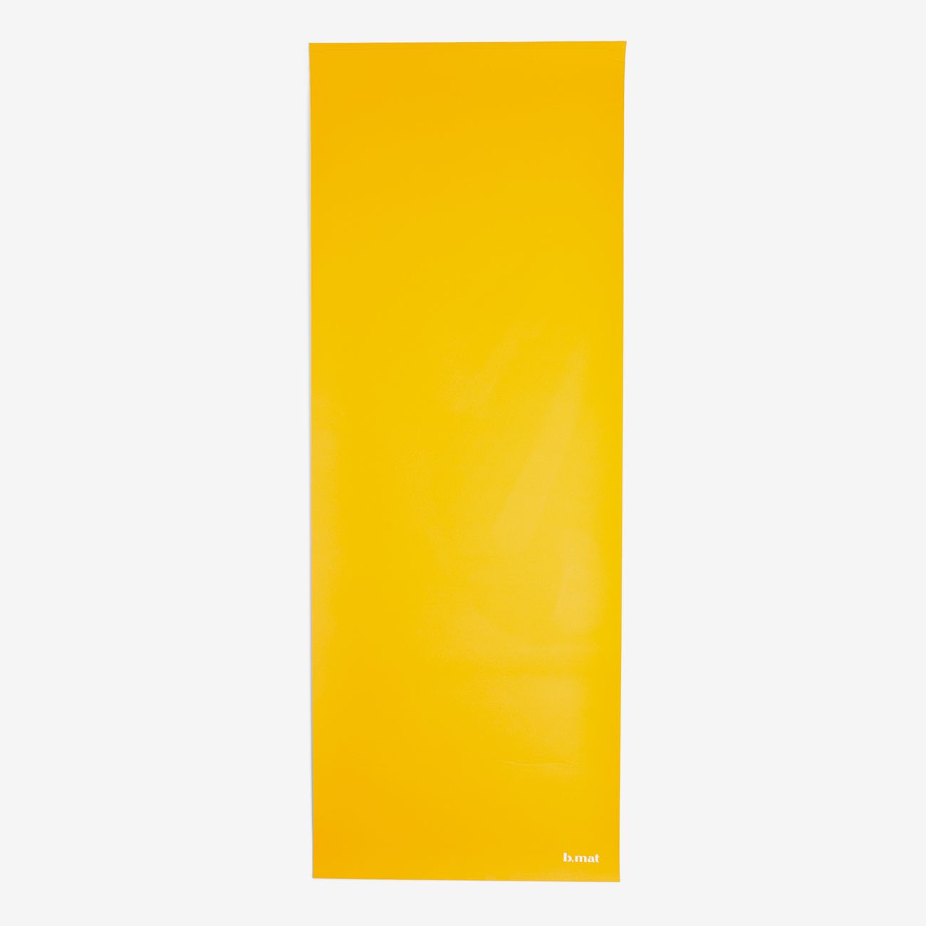 Ausgerollte gelbe Yogamatte. Logo "b mat" am unteren Rand.