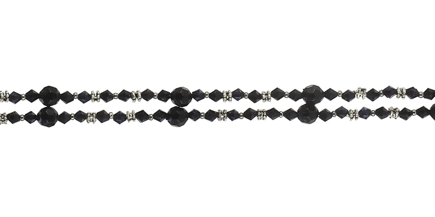 Nahaufnahme der Brillenkette. Schwarze Perlen und Kristalle. Metallene Verbindungsstücke.