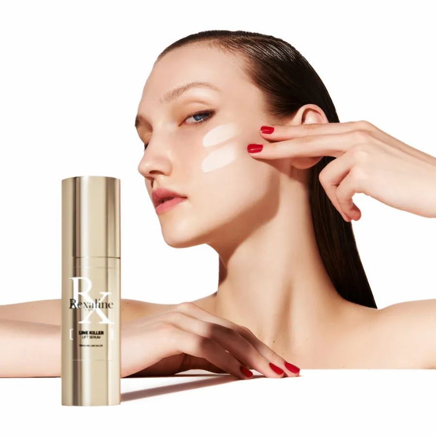 Frau mit Produkt auf der Haut. Goldfarbene Flasche mit weißem Etikett: Rexaline, Line Killer Lift Serum.