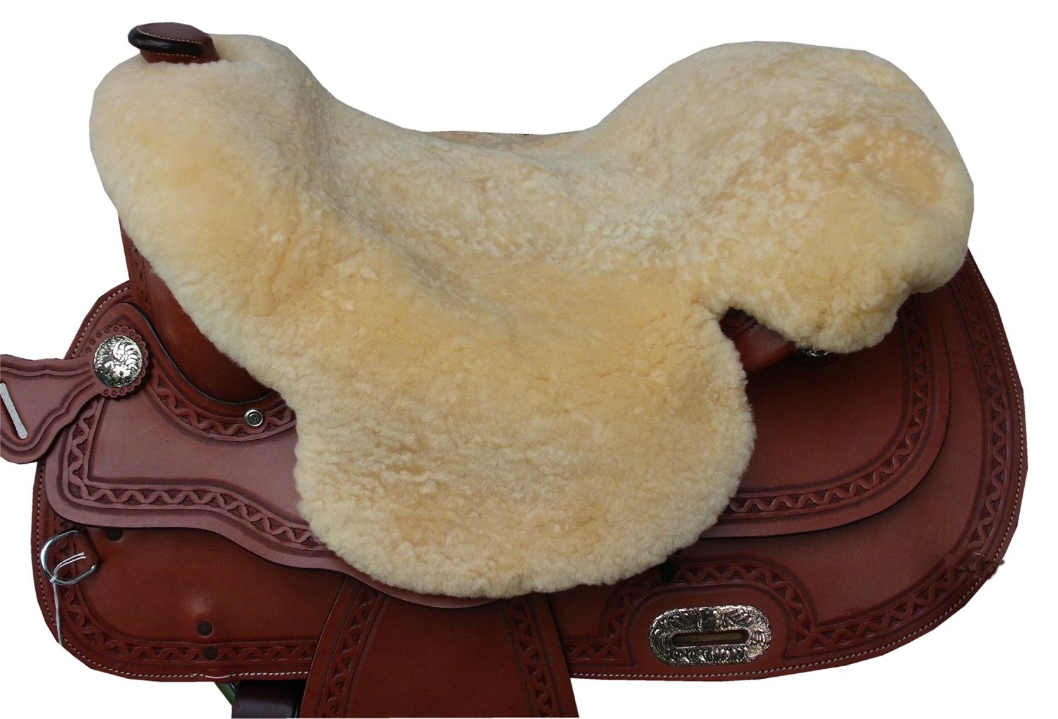 Brauner Westernsattel mit beigem Lammfellbezug. Silberne Verzierungen und Ziernähte.