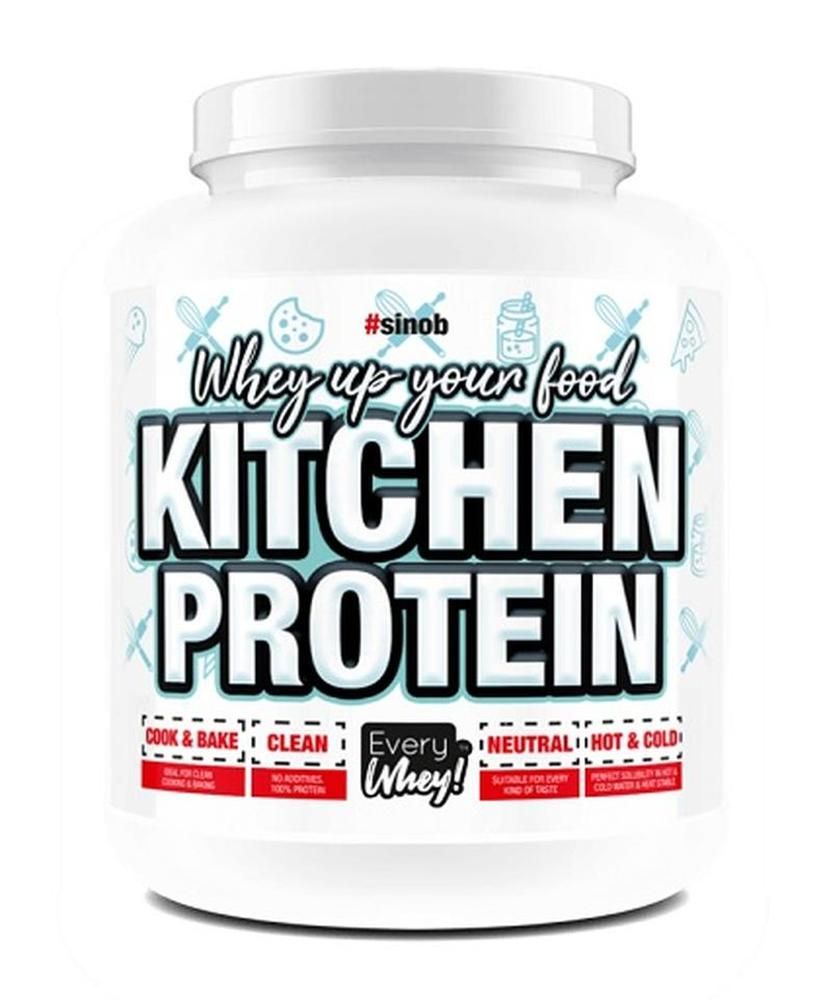 Weiße Dose mit Deckel. Aufschrift: Kitchen Protein. Text: Whey up your food. Enthält: Every Whey! Geeignet für heiße und kalte Speisen.