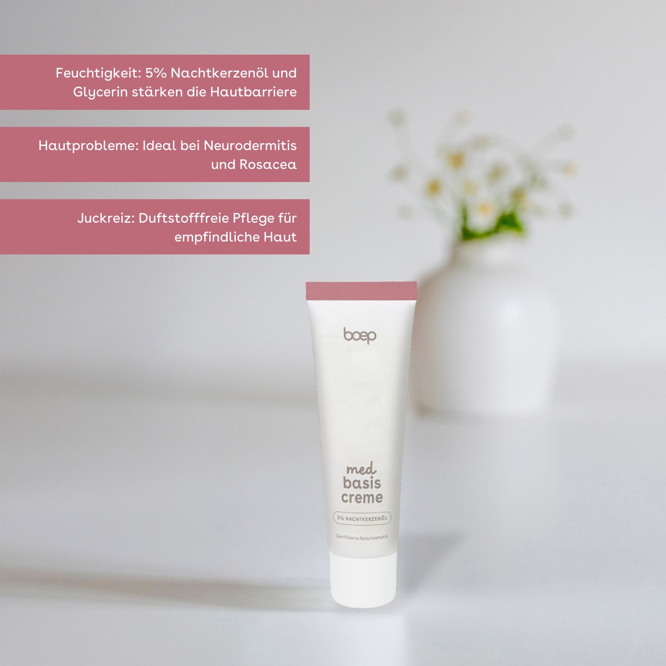 Creme-Tube mit Text: boep, med basis creme. Text: Feuchtigkeit, Hautprobleme, Juckreiz. Hintergrund: Vase mit Blumen.