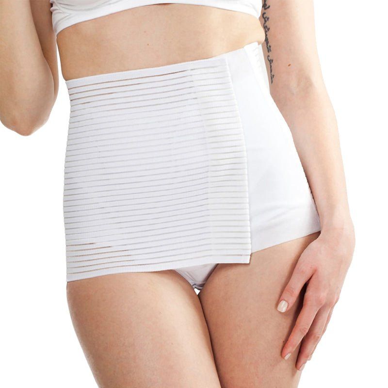 Weißer MYSANITY® Postpartum Bauchgürtel, Millerighe, atmungsaktiv. Seitlicher Verschluss, Frau trägt ihn. Sichtbare Rippenstruktur.