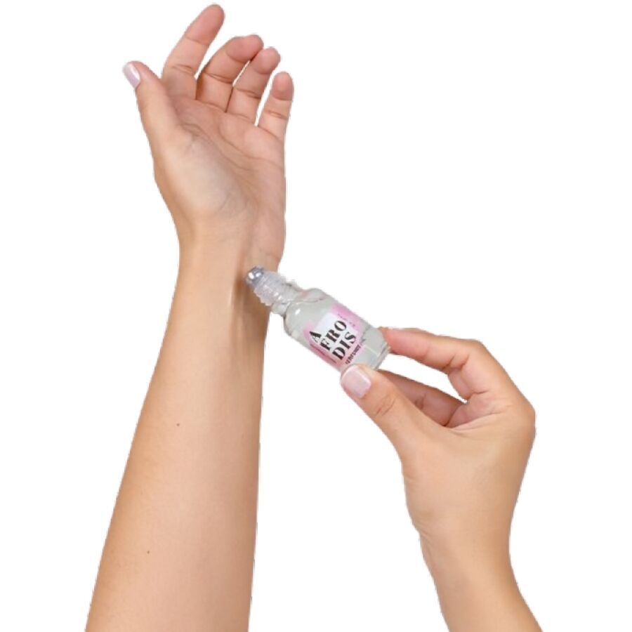 Hand, die ein Parfümöl auf das Handgelenk aufträgt. Klares Fläschchen mit Roll-on-Applikator. Aufschrift: AFRODIS.