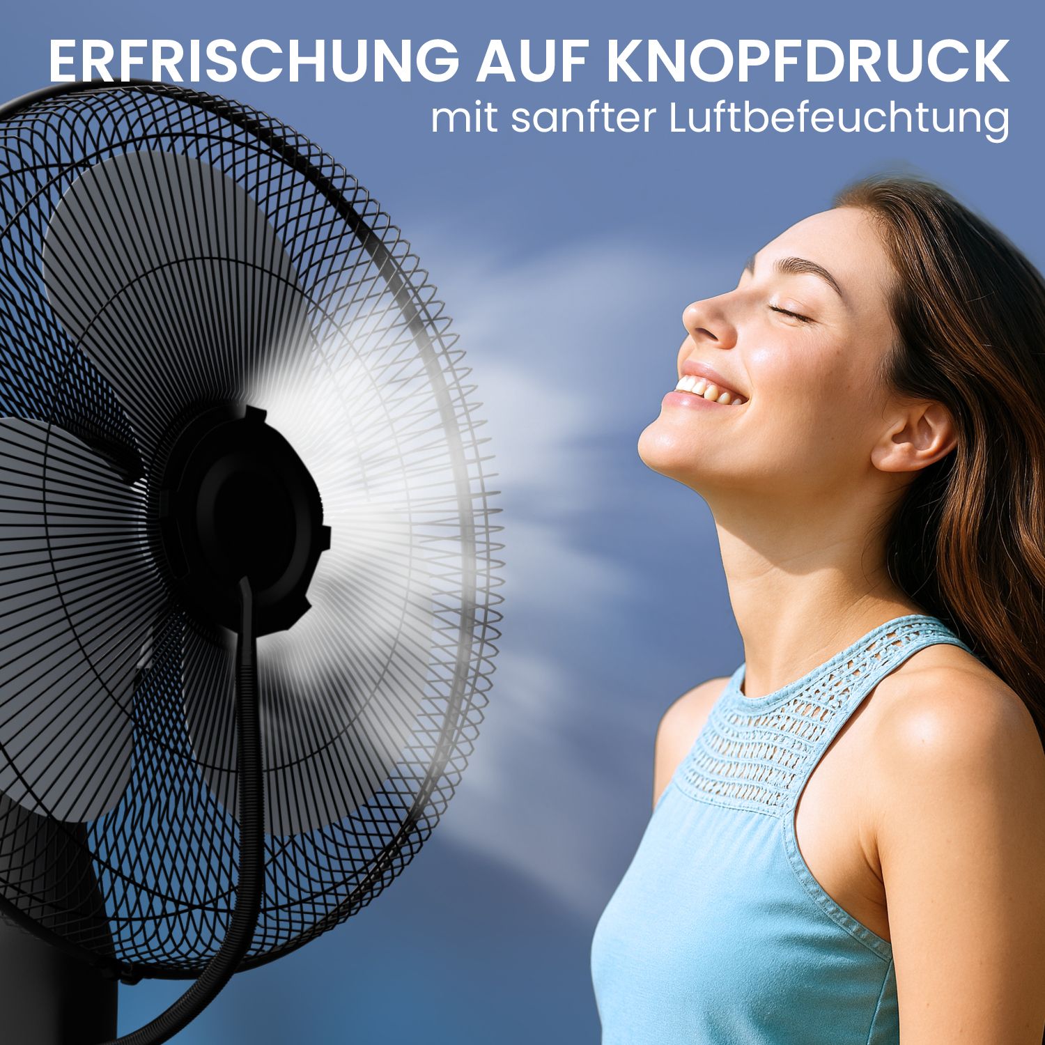 Frau genießt den Nebel eines schwarzen Standventilators. Text: "ERFRISCHUNG AUF KNOPFDRUCK mit sanfter Luftbefeuchtung".