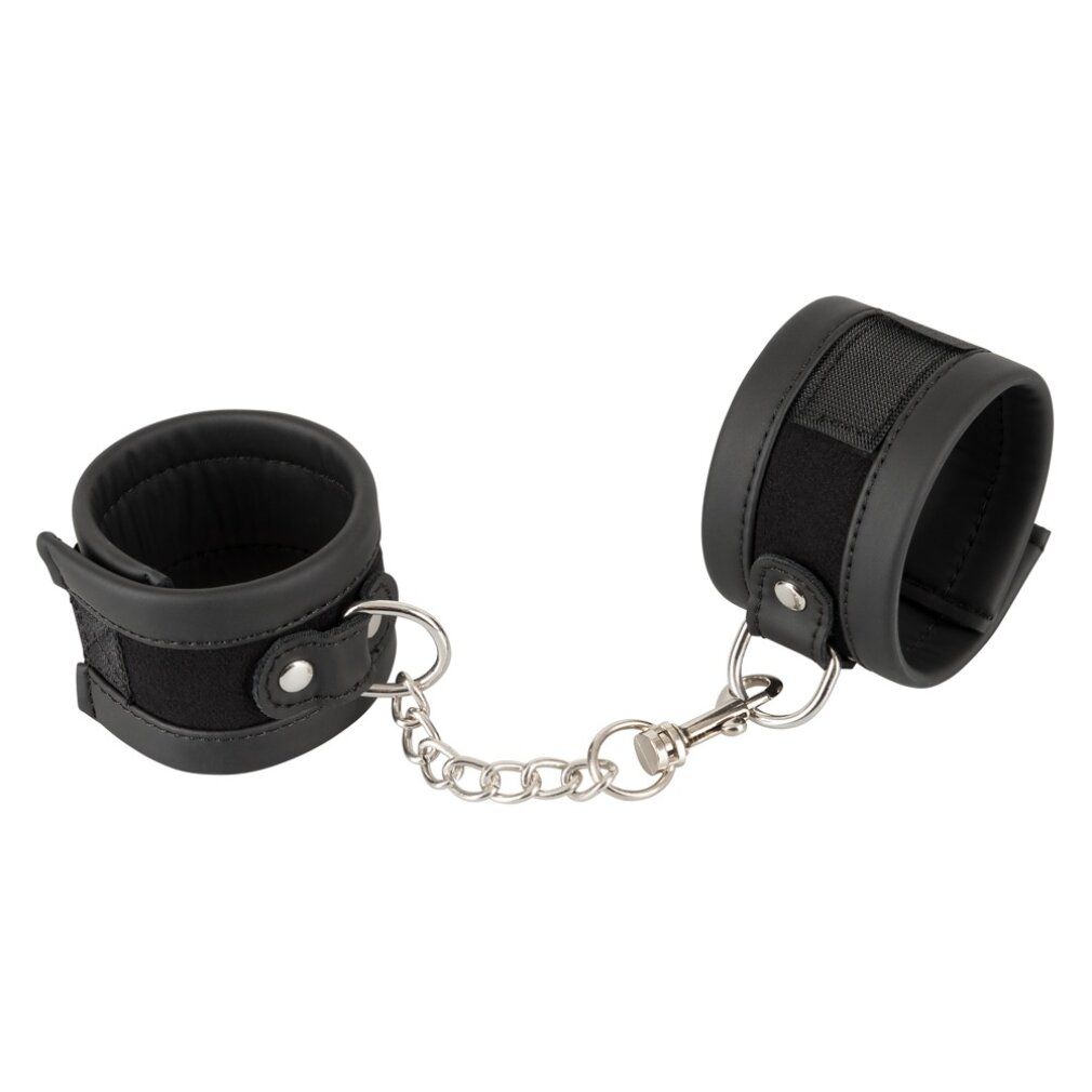 Schwarze Handfesseln mit Kettengliedern. Metallringe und Karabinerverschluss. Gepolstertes Material.