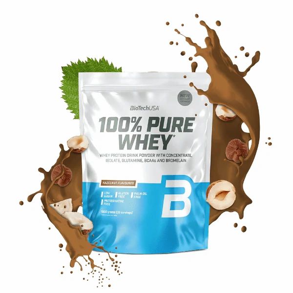 Beutel mit BioTechUSA 100% Pure Whey. Haselnuss-Aroma. Schokoladenspritzer und Haselnüsse umgeben den Beutel.