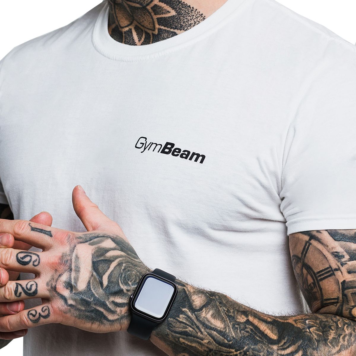 Nahaufnahme eines weißen T-Shirts für Männer mit dem GymBeam-Logo. Kurze Ärmel, Rundhalsausschnitt.