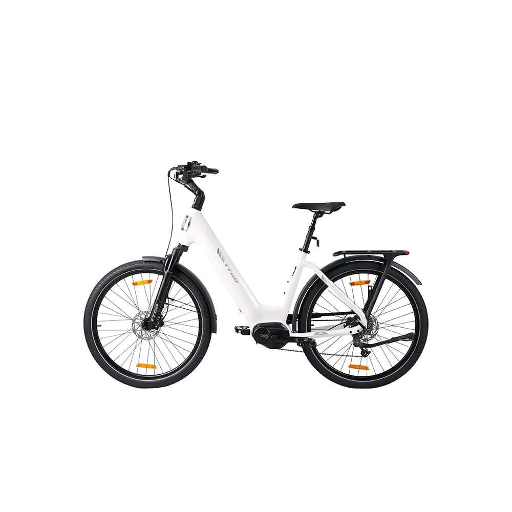 Weißes Elektrofahrrad mit schwarzen Reifen und Schutzblechen. Schwarzer Sattel. Gelbe Reflektoren an den Rädern.