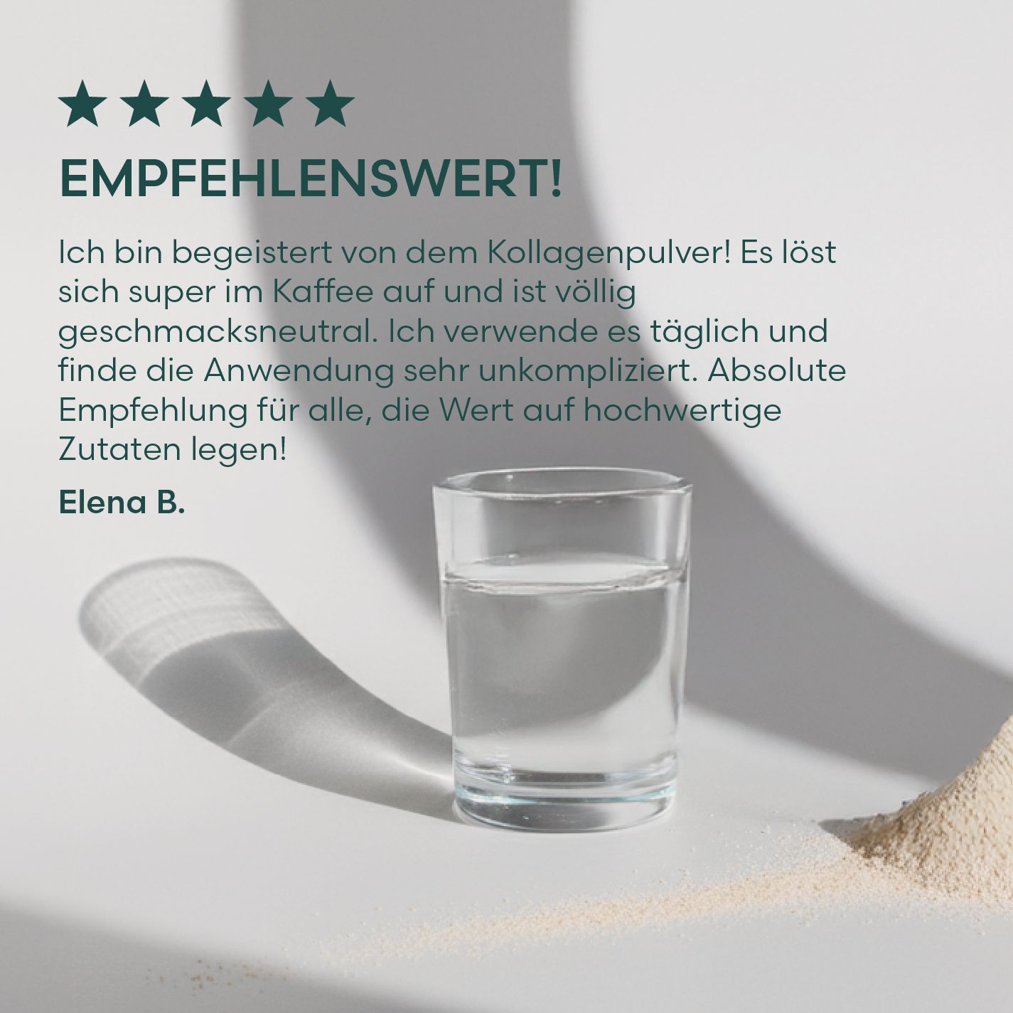 Glas Wasser mit Kollagenpulver. Text: Empfehlenswert! Elena B. gibt eine Bewertung ab.