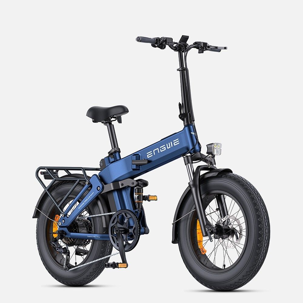 Blaues Klapp-E-Bike mit schwarzen Reifen und Gepäckträger. Der Markenname ENGWE ist sichtbar.