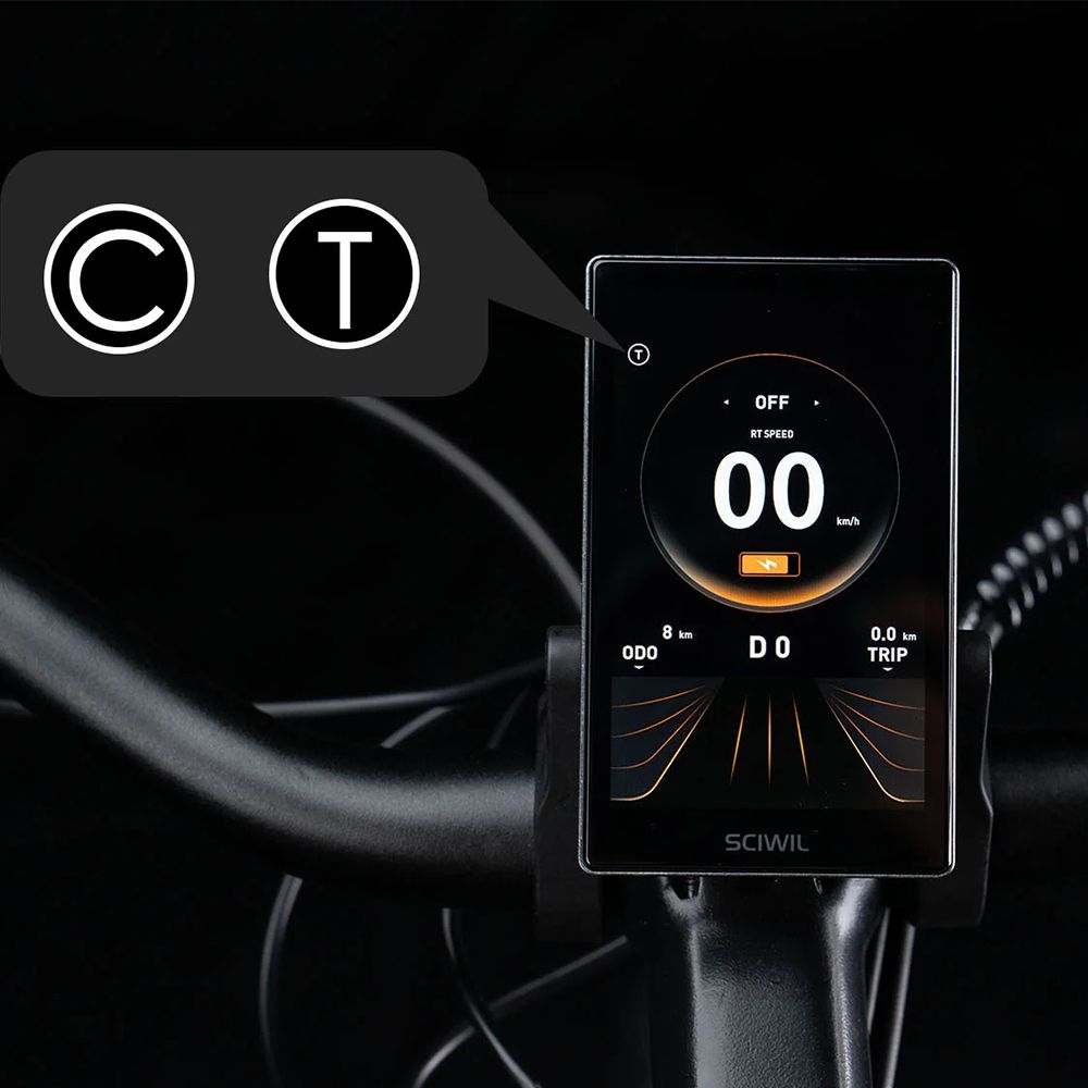 Fahrradcomputer mit Anzeige. Zeigt Geschwindigkeit, Batteriestatus und weitere Informationen an. Schwarzer Hintergrund.