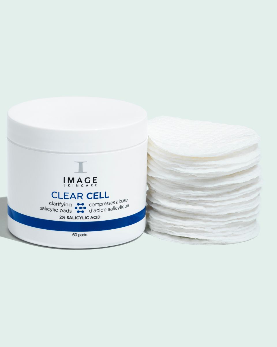 Weiße Dose und Stapel runder Pads. Aufschrift: IMAGE SKINCARE CLEAR CELL, klärende Salicylsäure-Pads. 60 Pads.
