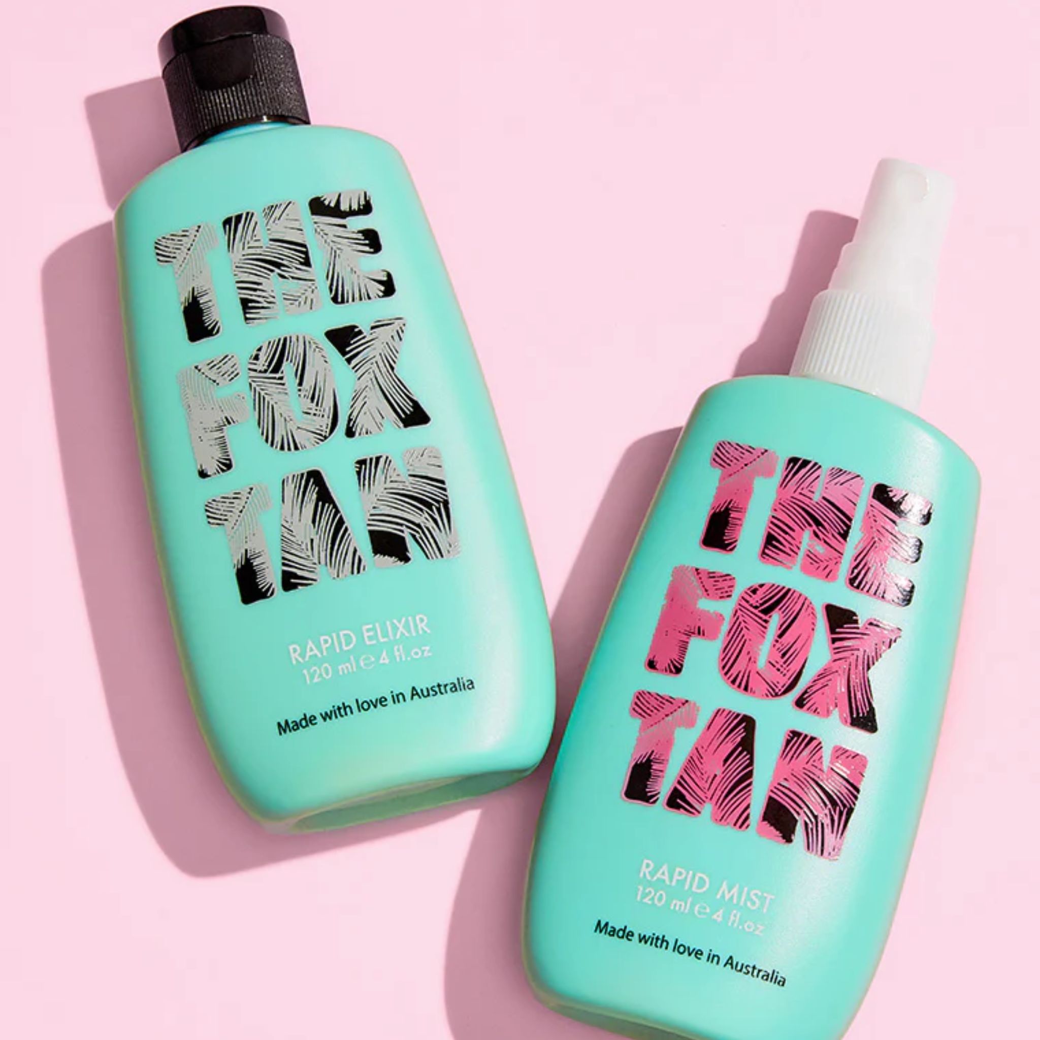 Zwei türkisfarbene Flaschen mit Aufdruck: THE FOX TAN. Eine Flasche hat einen schwarzen Deckel, die andere einen Sprühkopf. Aufschrift: RAPID ELIXIR und RAPID MIST.
