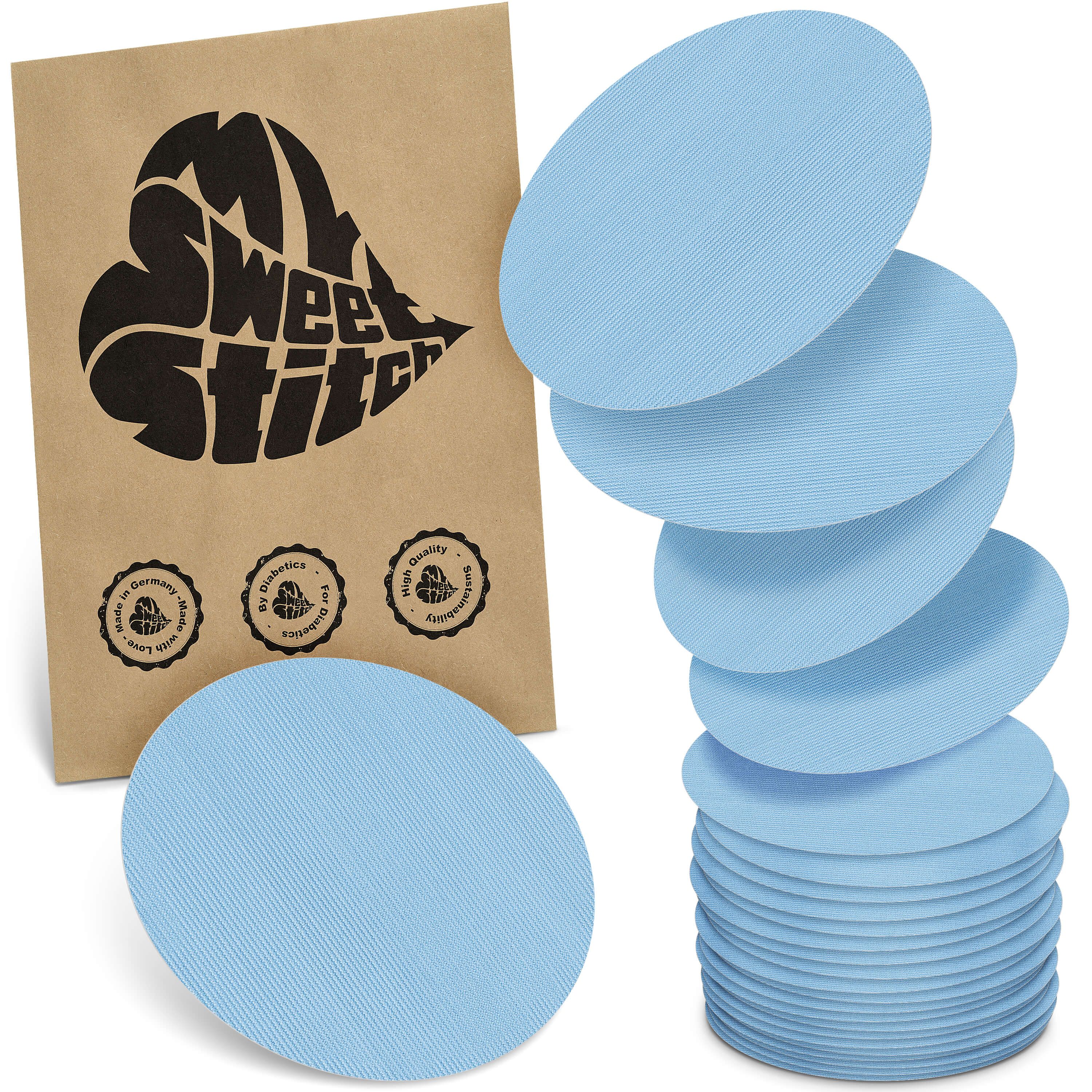 Hellblaue, ovale Pflaster. Eine Packung mit Logo und Siegeln. Stapel von Pflastern.