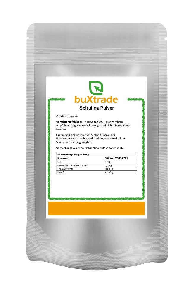 Beutel mit buXtrade Spirulina Pulver. Aufdruck mit Nährwertangaben und Verzehrempfehlung. Wiederverschließbar.