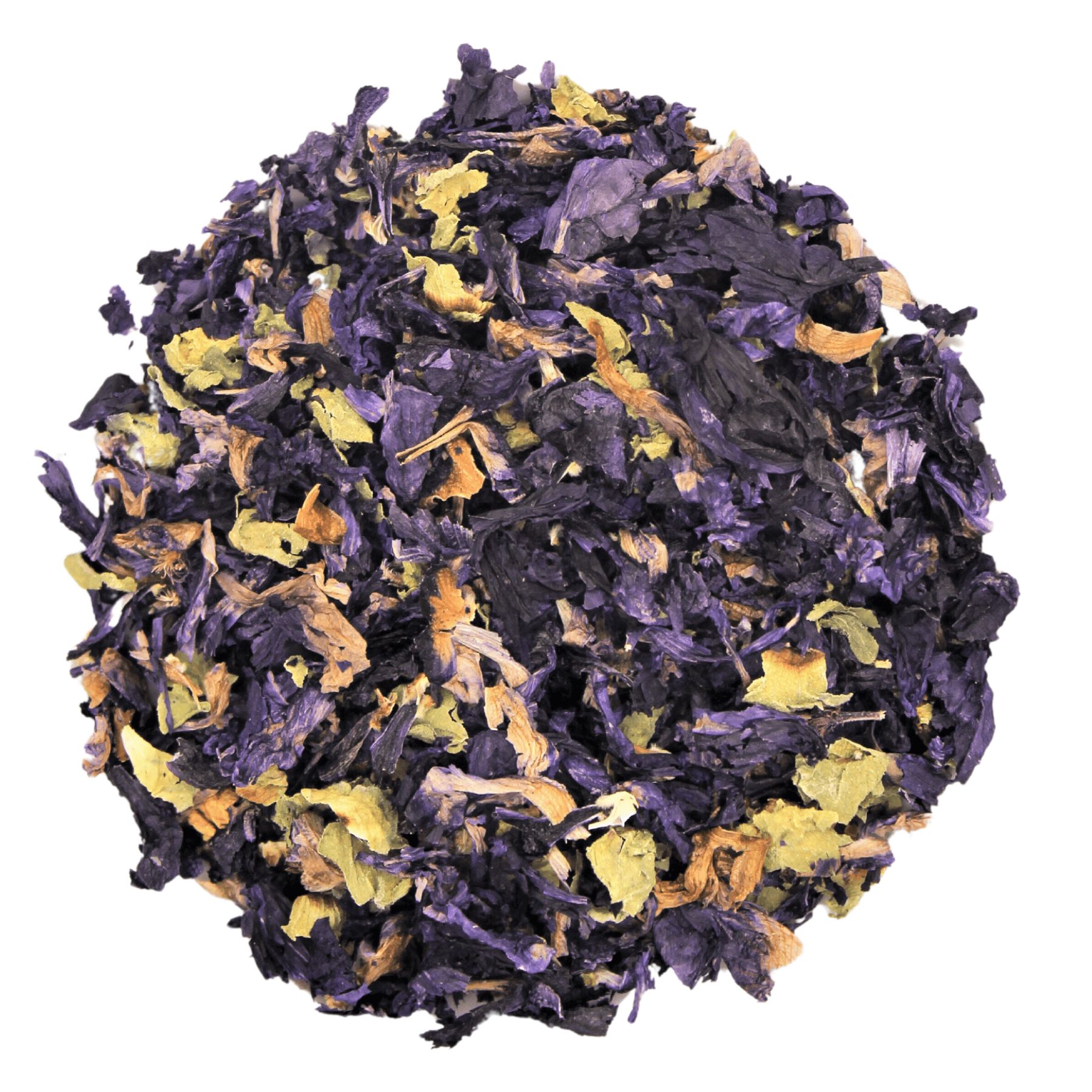 Nahaufnahme von getrockneten blauen Malvenblüten und gelben Blütenblättern. Auf weißem Hintergrund.