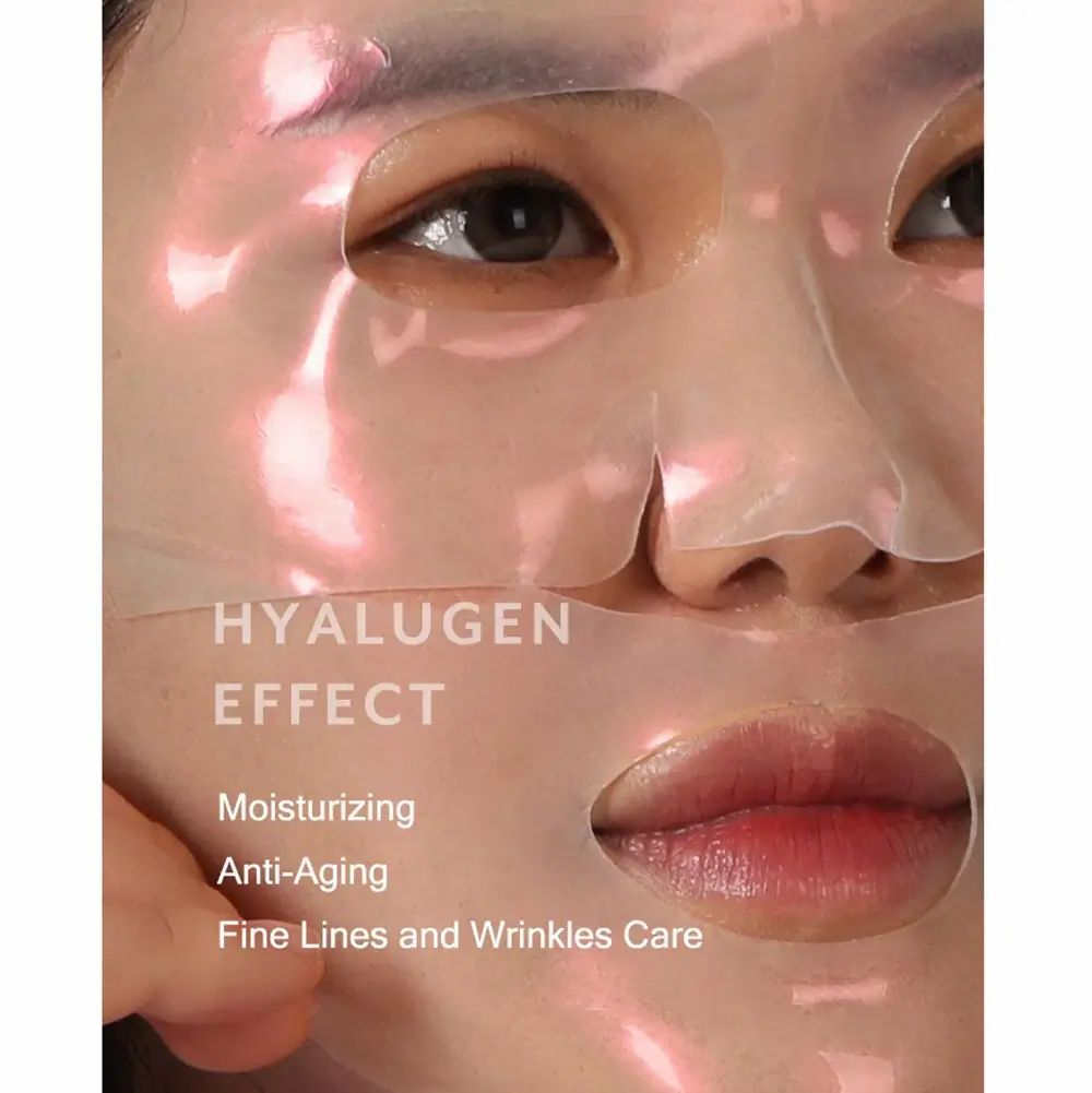 Gesicht mit Maske. Auf der Maske steht: Hyalugen Effect, Moisturizing, Anti-Aging, Fine Lines and Wrinkles Care.