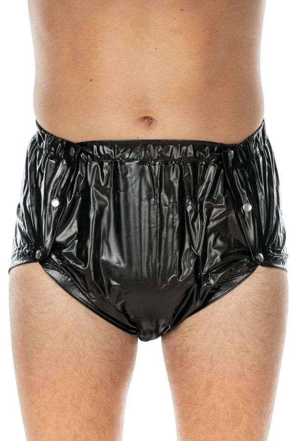 Schwarzer PVC-Slip, seitlich knöpfbar. Elastischer Bund, silberfarbene Knöpfe. Blick von vorne.