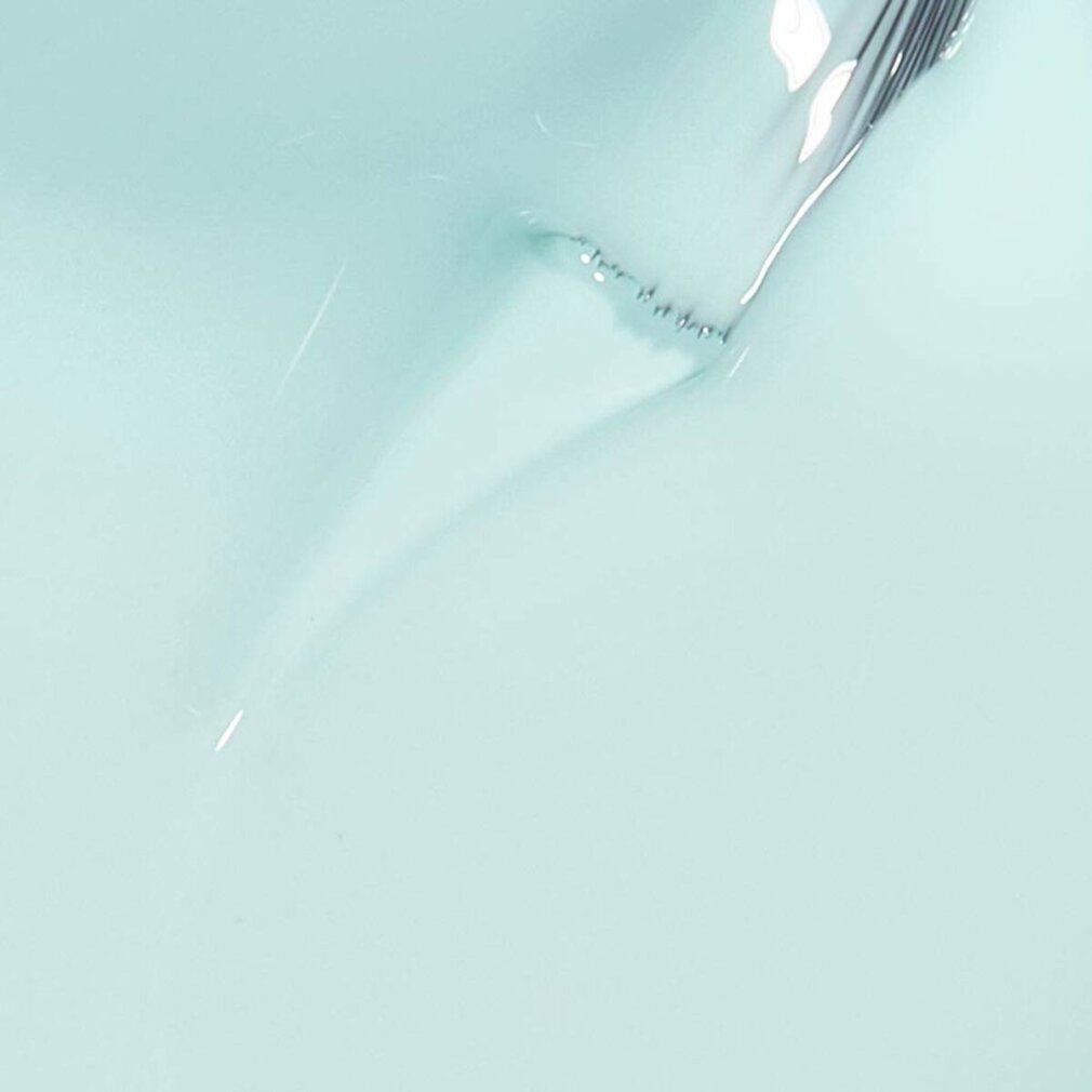 Nahaufnahme von hellblauem Nagellack mit Pinsel. Der Pinsel ist in den Lack getaucht.