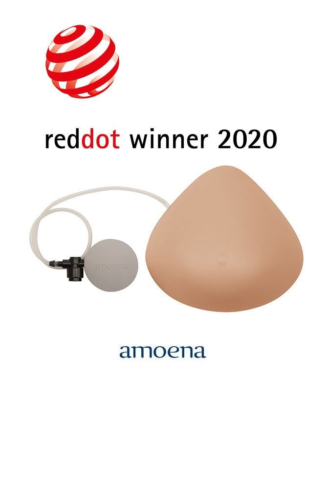 Brustprothese, elfenbeinfarben, mit Luftkammer und Pumpe. "reddot winner 2020" und "amoena" Schriftzug.