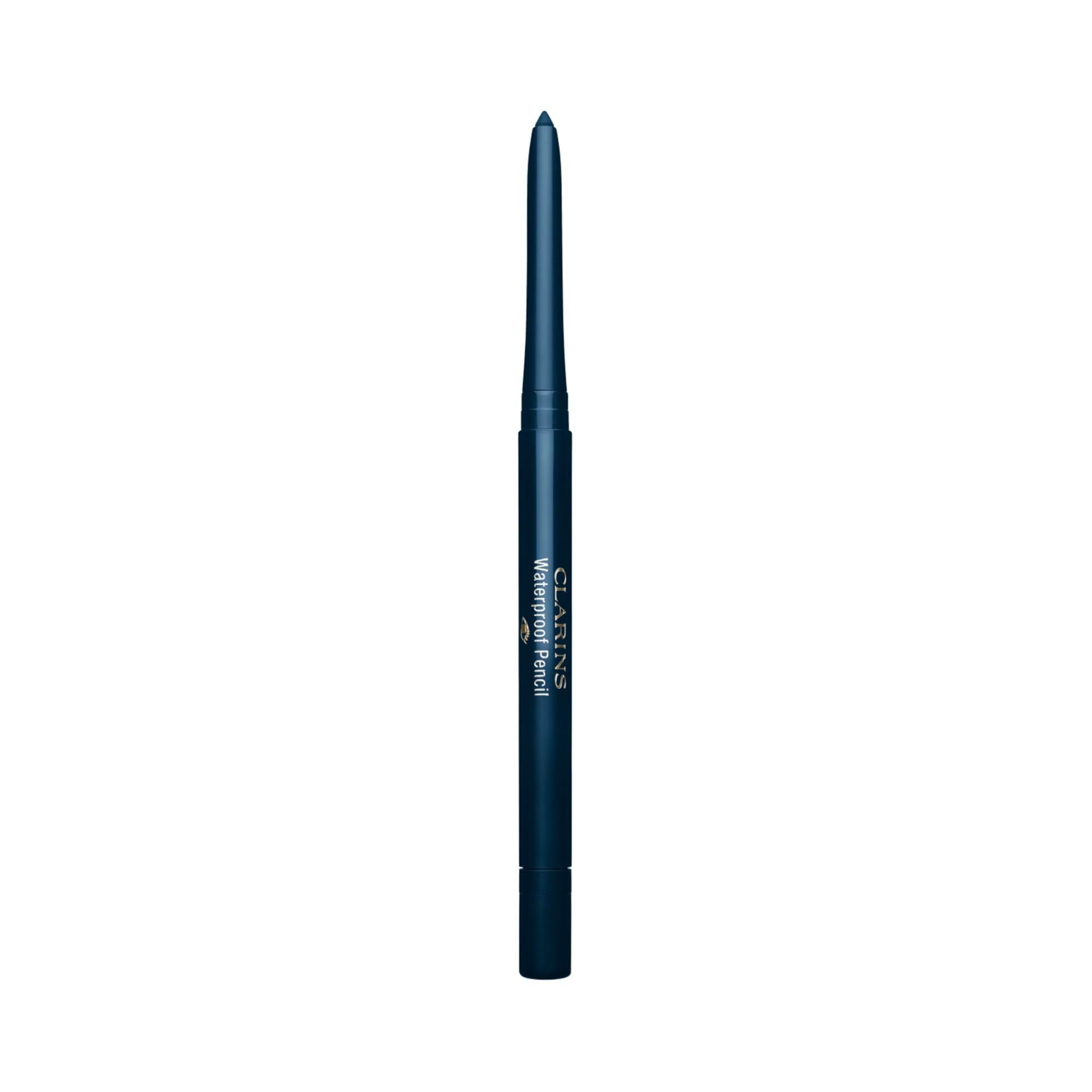 Blauer Augenstift, CLARINS Waterproof Pencil. Aufschrift. Weißer Hintergrund.