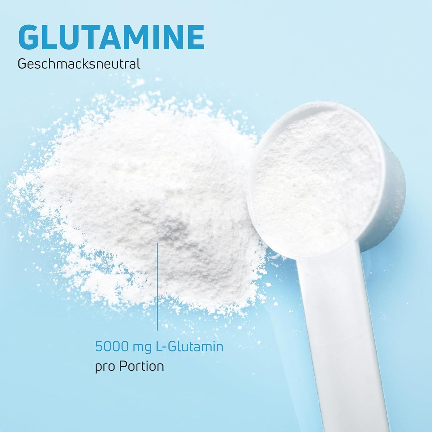 Weißes Glutamin-Pulver auf blauem Grund. Messlöffel daneben. Text: 5000 mg L-Glutamin pro Portion, Geschmacksneutral.