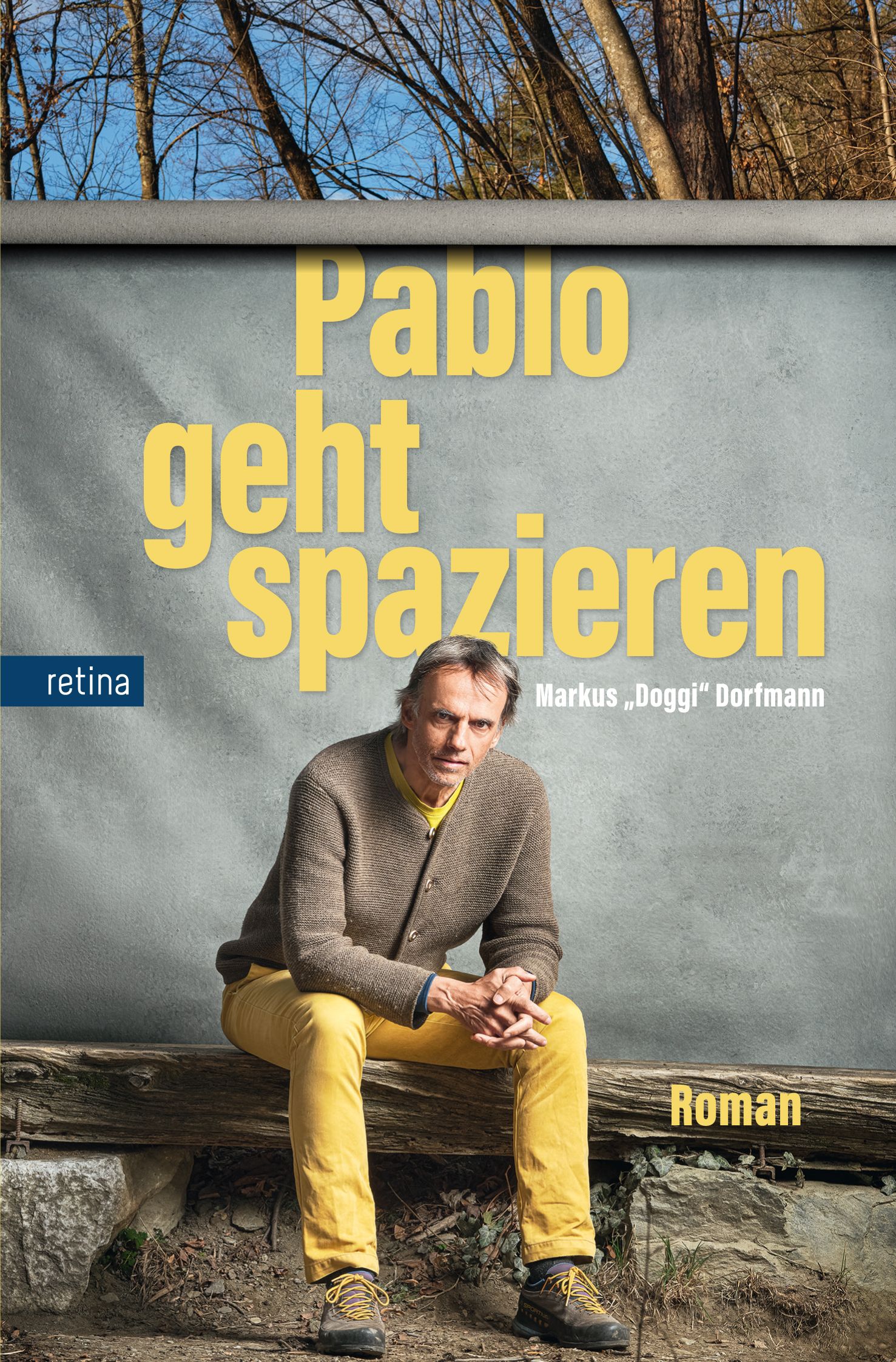 Buchcover mit dem Titel "Pablo geht spazieren". Ein Mann sitzt auf einem Baumstamm. Gelbe Schrift auf grauem Hintergrund.