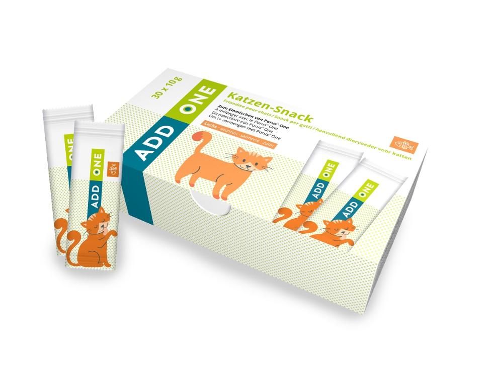 Katzensnack-Packung mit Einzelverpackungen. Aufdruck "ADD ONE" und Katzen-Illustrationen. Karton mit 30 x 10g. Text "Katzen-Snack".