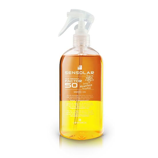 Transparente Sprühflasche mit brauner Flüssigkeit. Aufkleber mit "Sensolar", "LSF 50" und floralem Logo. Sprühkopf.