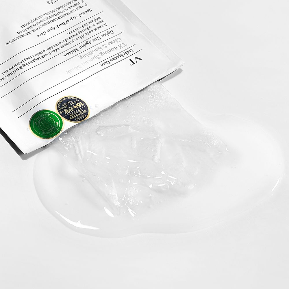 Beutel mit Maske und Flüssigkeit. Maske und Flüssigkeit auf weißem Untergrund. Hautpflegeprodukt.