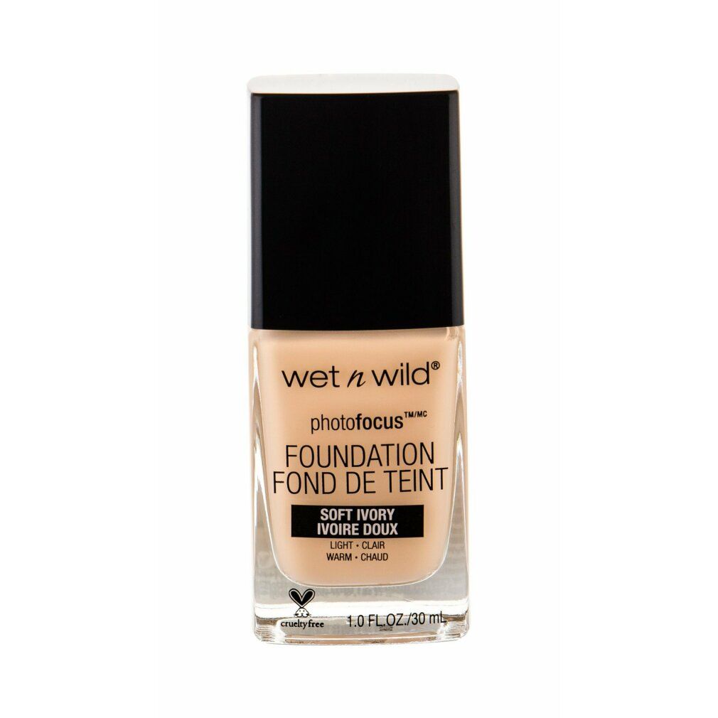 Wet n Wild Photofocus Foundation. Flasche mit schwarzem Deckel. Farbton Soft Ivory. Cruelty Free Logo. 30 ml.