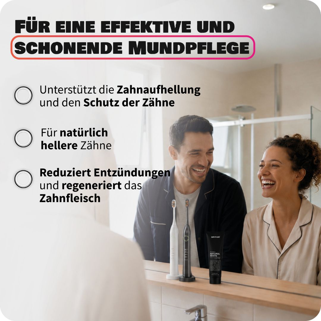 Ein Paar lächelt in den Spiegel, daneben Zahnheld Zahnpasta Tube für effektive Mundpflege.