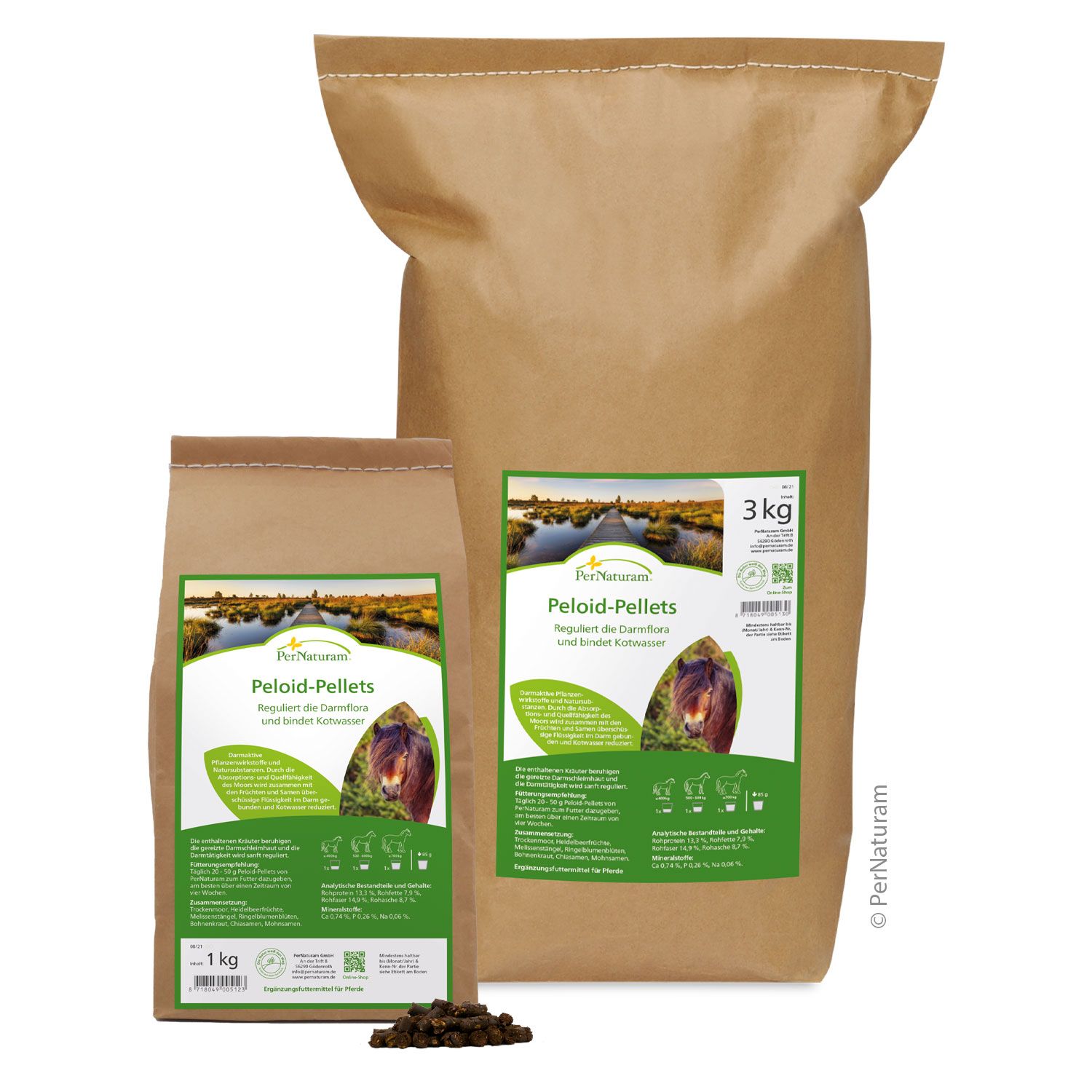 Zwei braune Papiertüten mit grünen Etiketten. Aufschrift: Peloid-Pellets. Kleiner Beutel: 1 kg. Großer Beutel: 3 kg. Pellets am Boden.