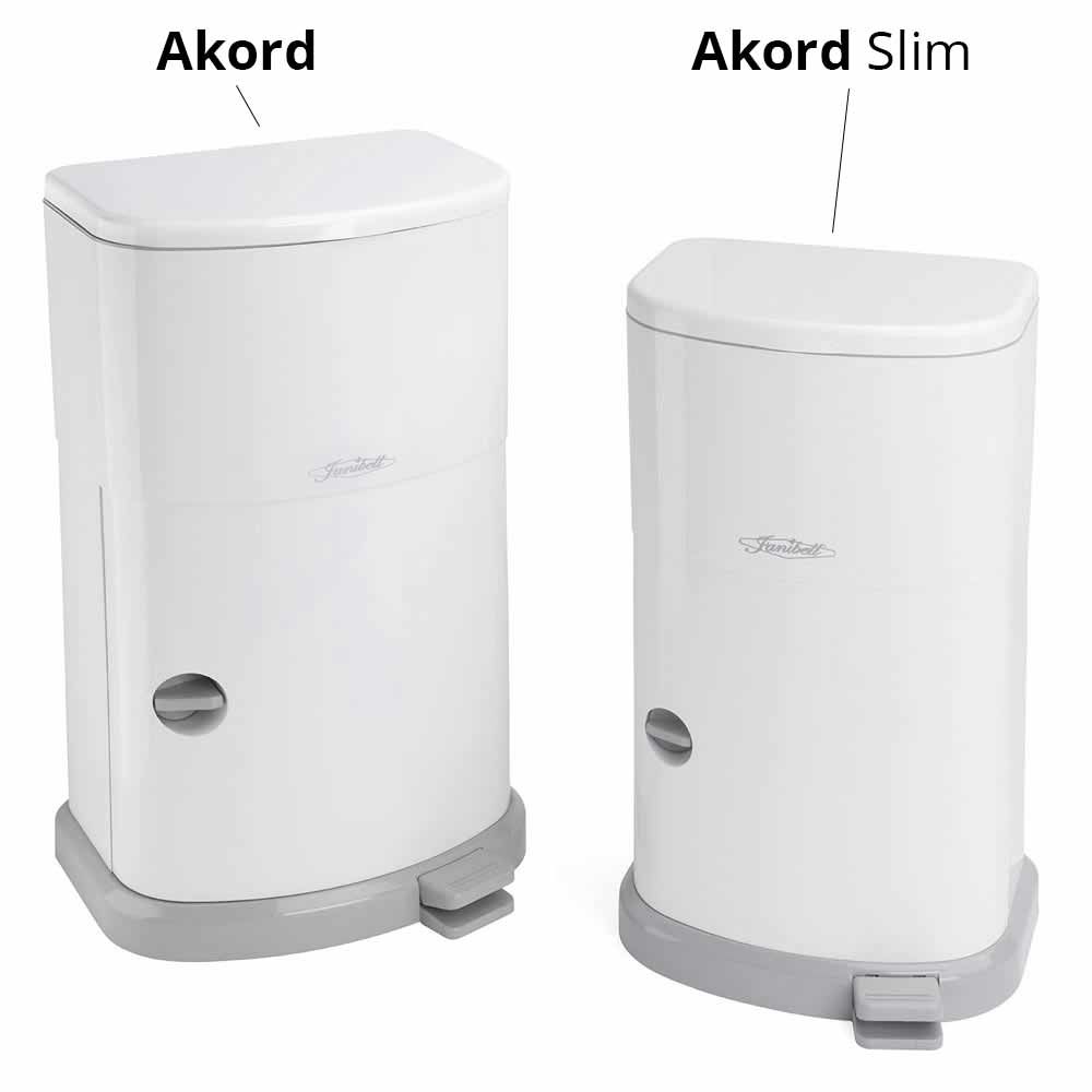 Zwei Windeleimer: Akord und Akord Slim. Weiß mit grauem Fuß und Deckel. Fußpedal. Janibell-Logo.