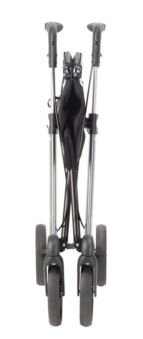 Zusammengeklappter Rollator mit vier Rädern. Schwarze Räder und Griffe. Der Rollator hat einen schwarzen Korb.