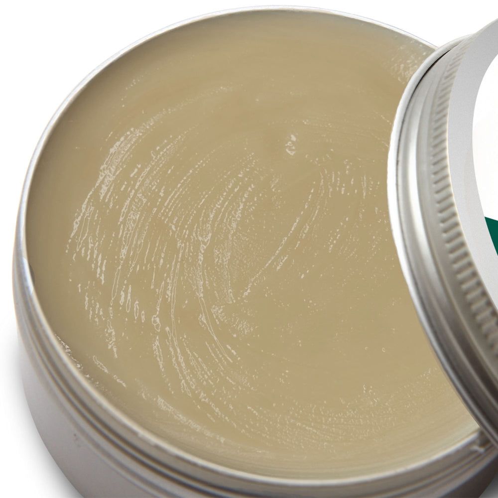 Geöffnete Dose mit Stylingwachs. Cremefarbene Substanz. Metallbehälter.